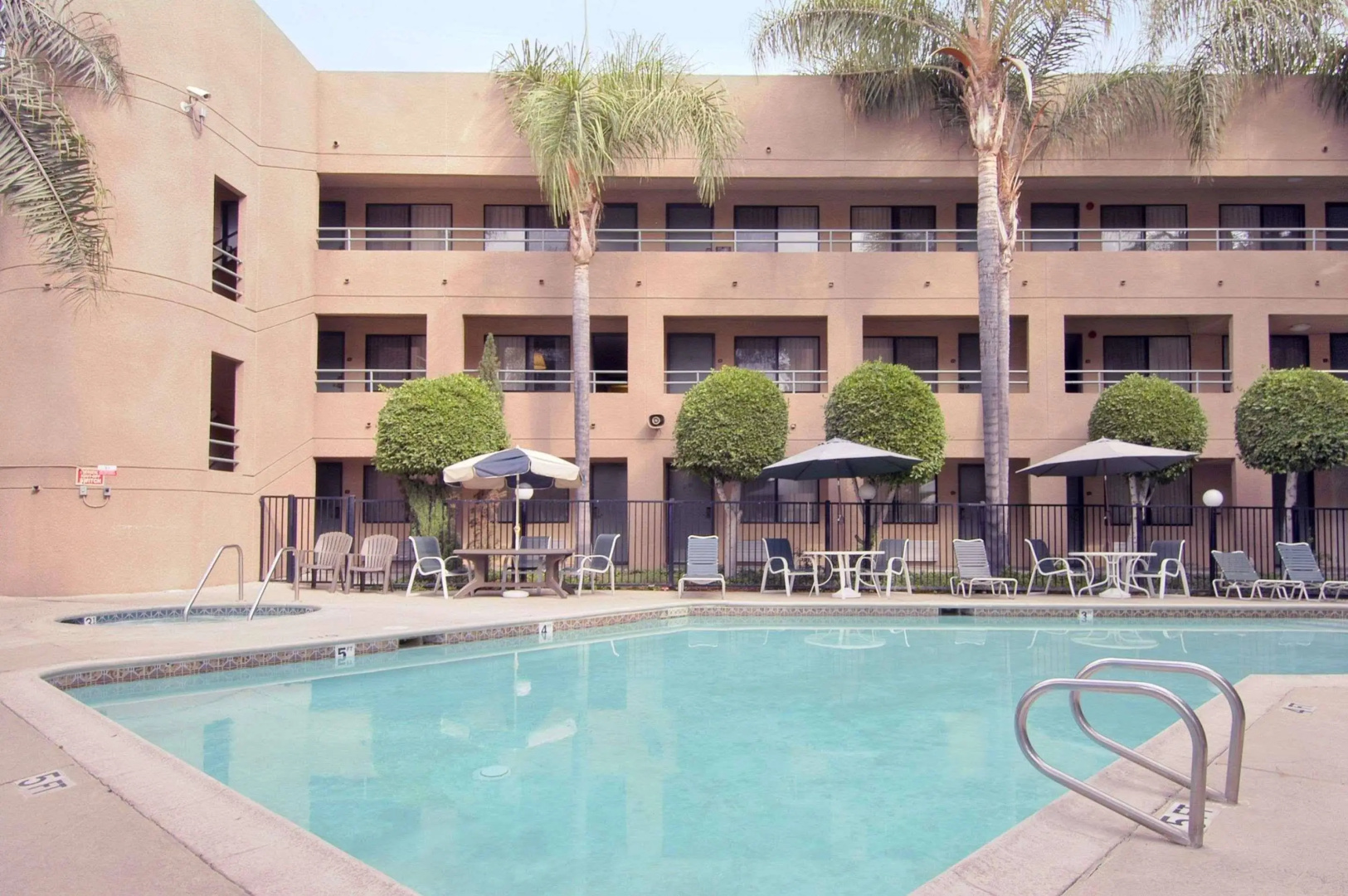 Foto - Travelodge by Wyndham Commerce Los Angeles Area