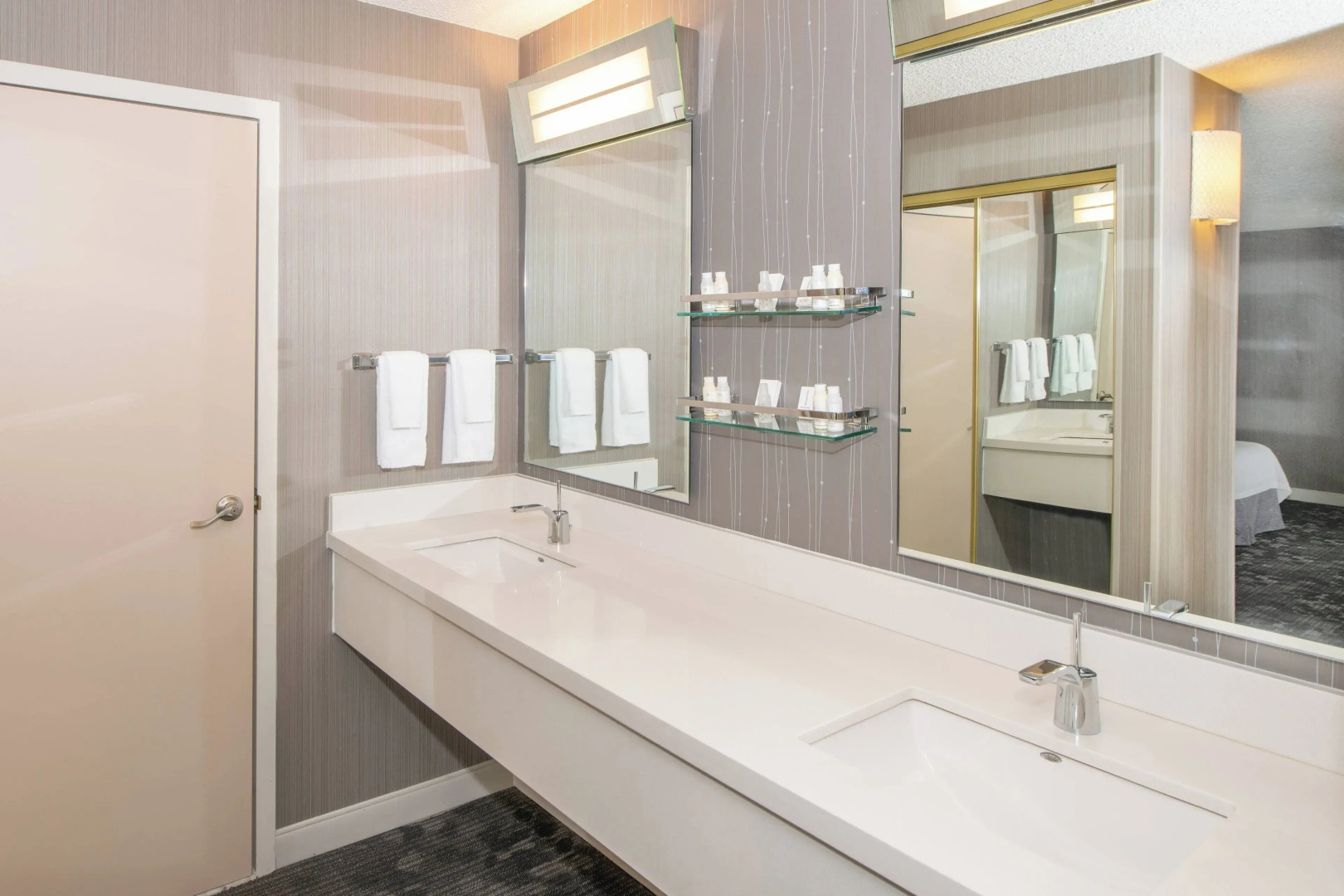 Photo - Courtyard by Marriott Oakland Airport