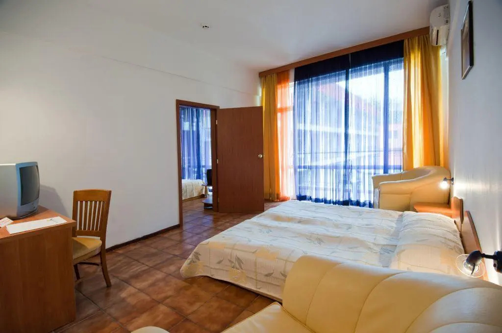 Photo - Regina Hotel