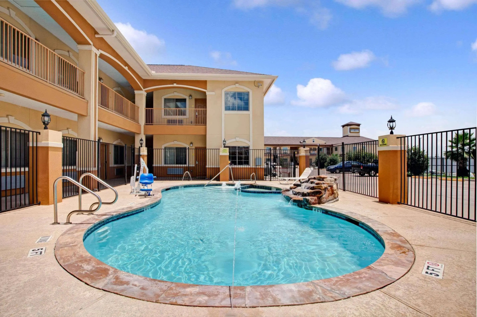 Photo - Super 8 by Wyndham Houston North I-45