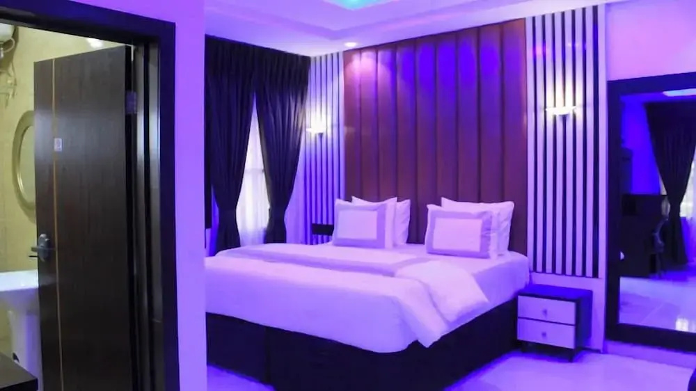 De-Lexis Hotel & Suites