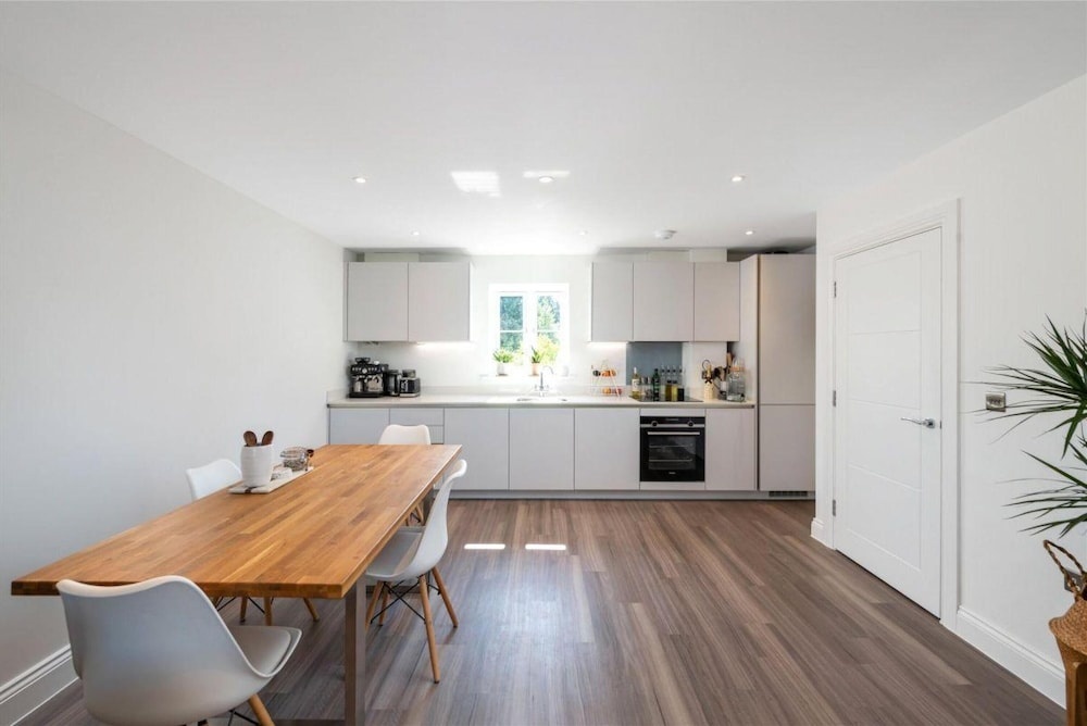 2 Bed 2 Bath Apt Close to Reigate Station - 2230