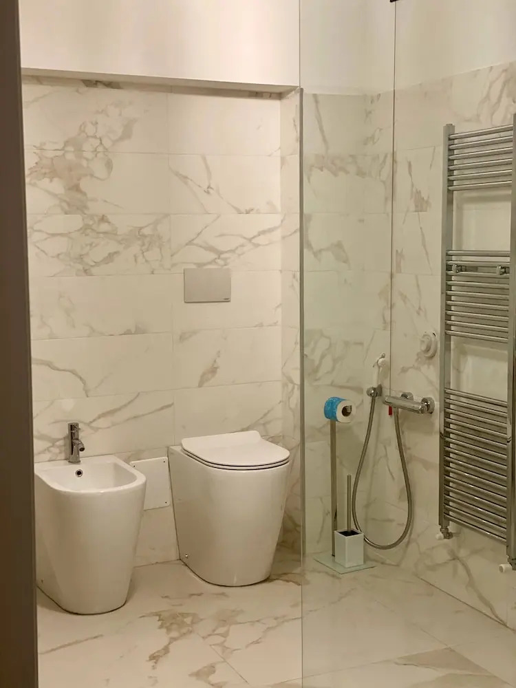 Photo - Gatto Bianco Le Mura