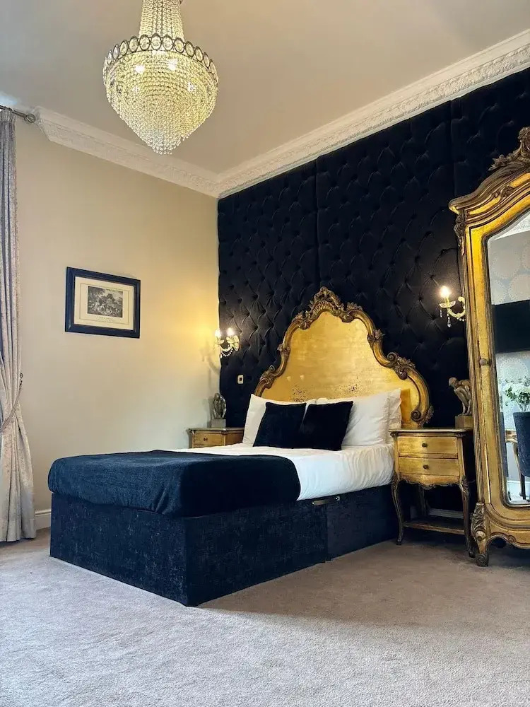 Photo - White Star Line Hotel