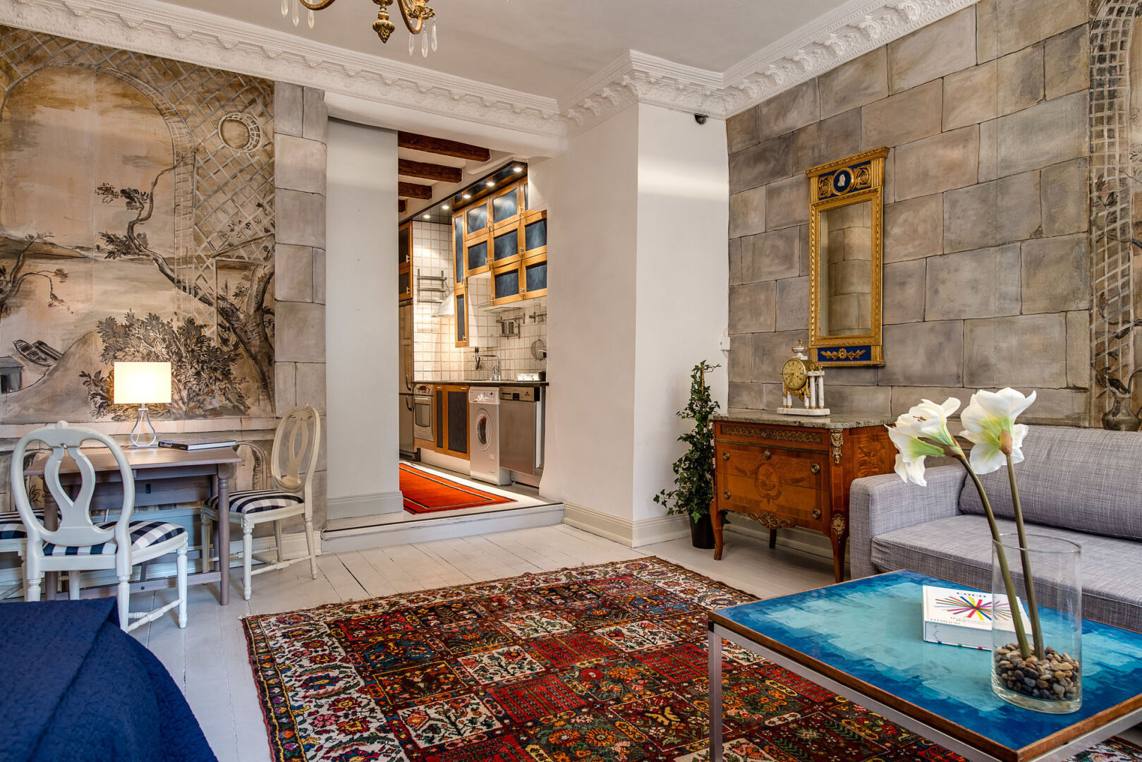 Photo - Lady Hamilton Apartments