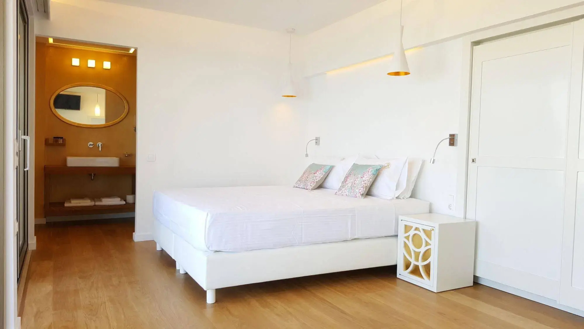 Photo - Petra Beach Hotel