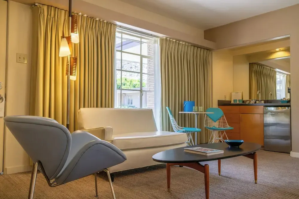 Photo - The Hideaway - 21 and Over