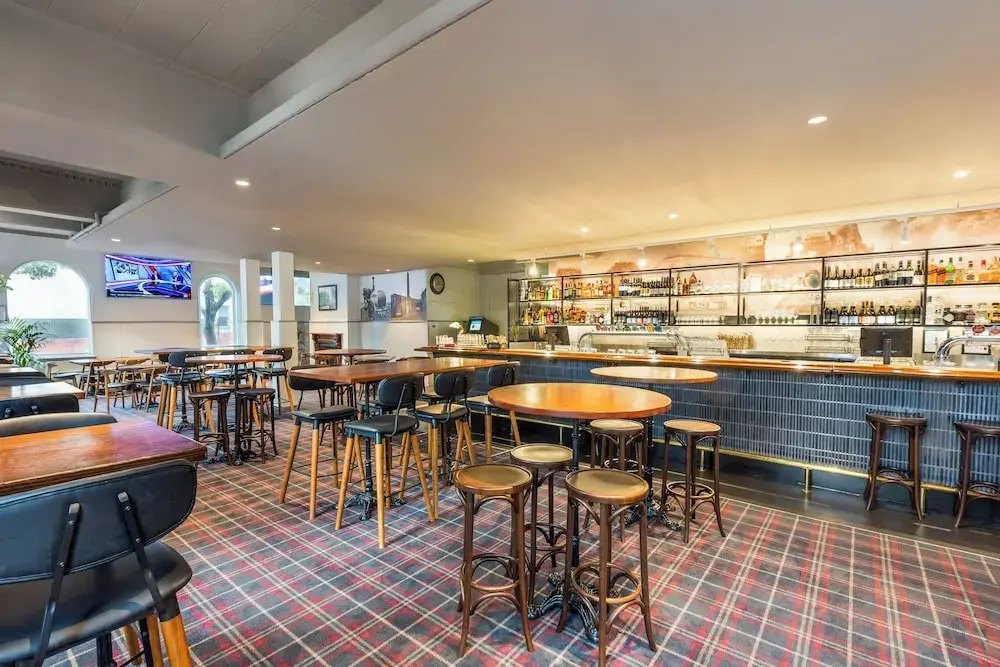 Photo - College Lawn Hotel