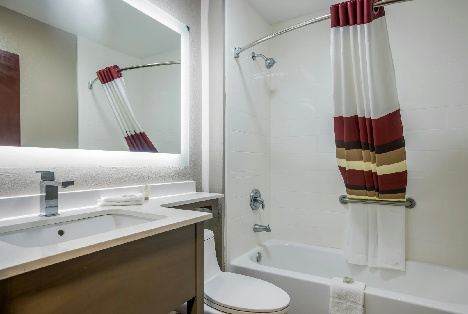 Photo - Red Roof Inn PLUS+ & Suites Savannah - I-95