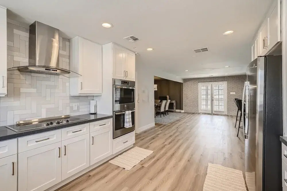 Foto - Lux life! Central location for business or play!
