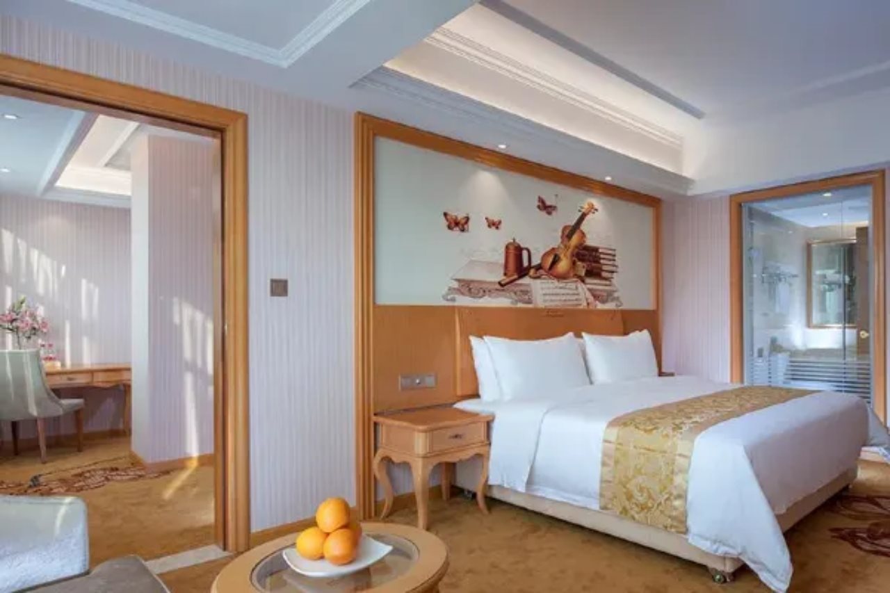 Vienna Hotel (Huizhou Zhongkai High-speed Railway Station Green Fairy Tale Branch)
