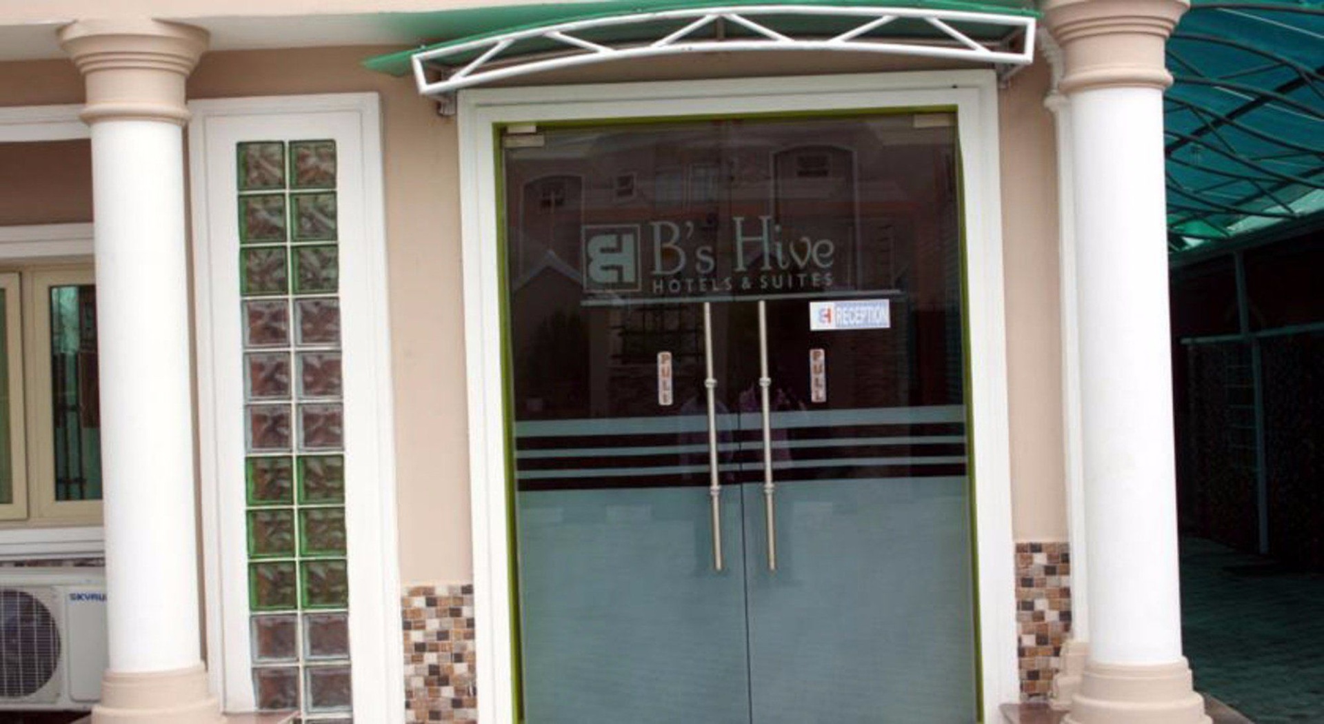 B's Hive Hotel & Suites
