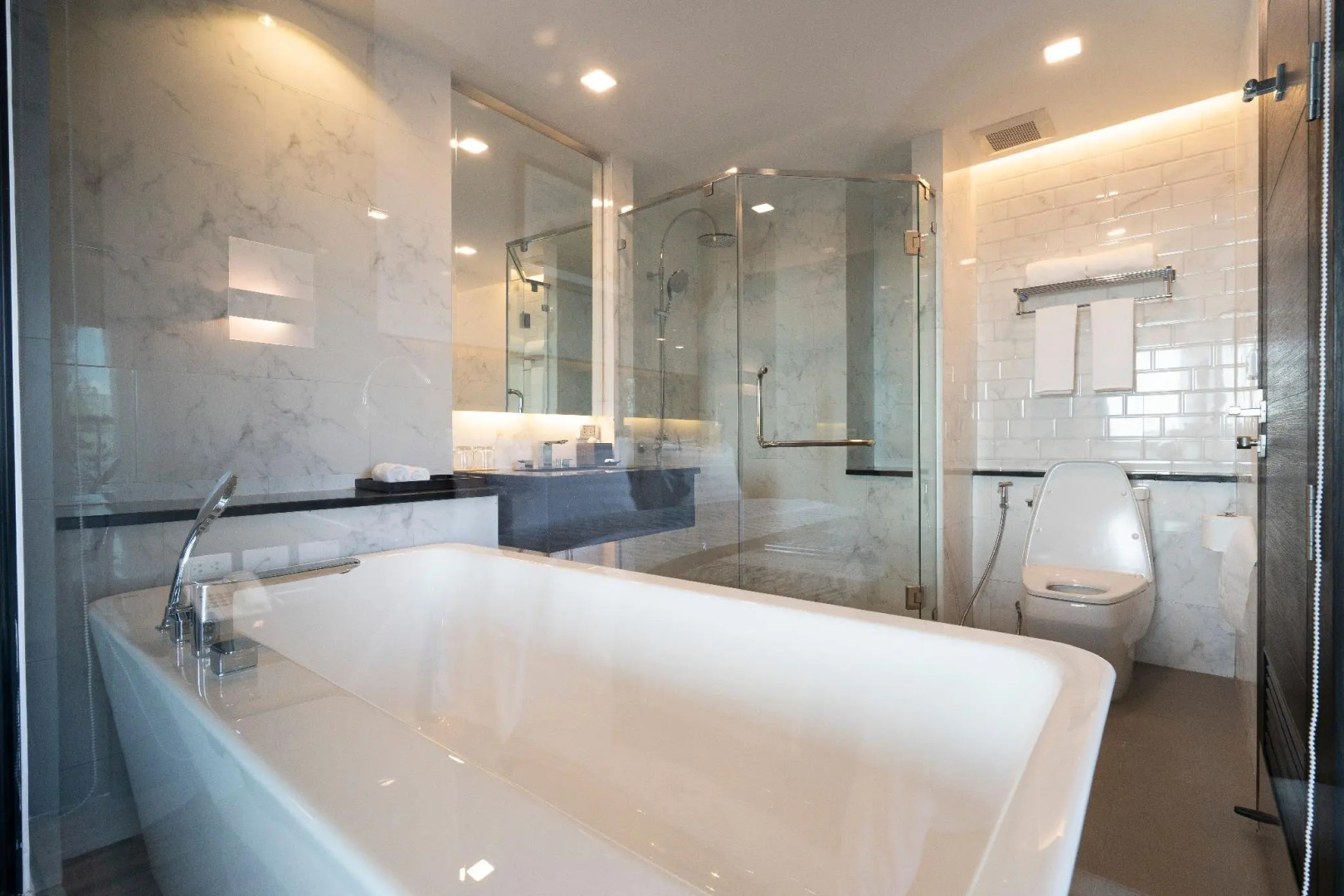 Photo - SureStay Hotel by Best Western Vientiane