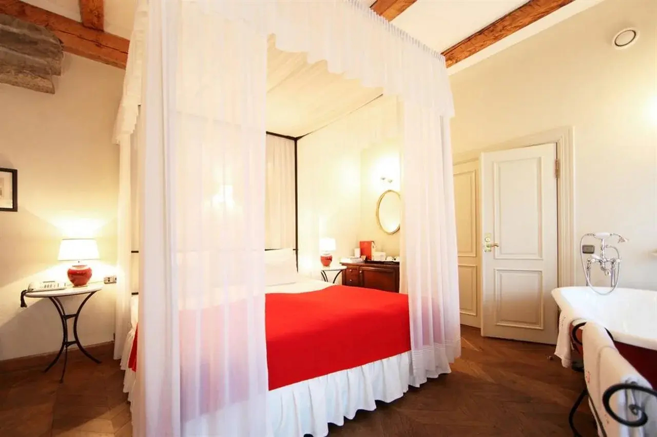 Photo - The Three Sisters Hotel