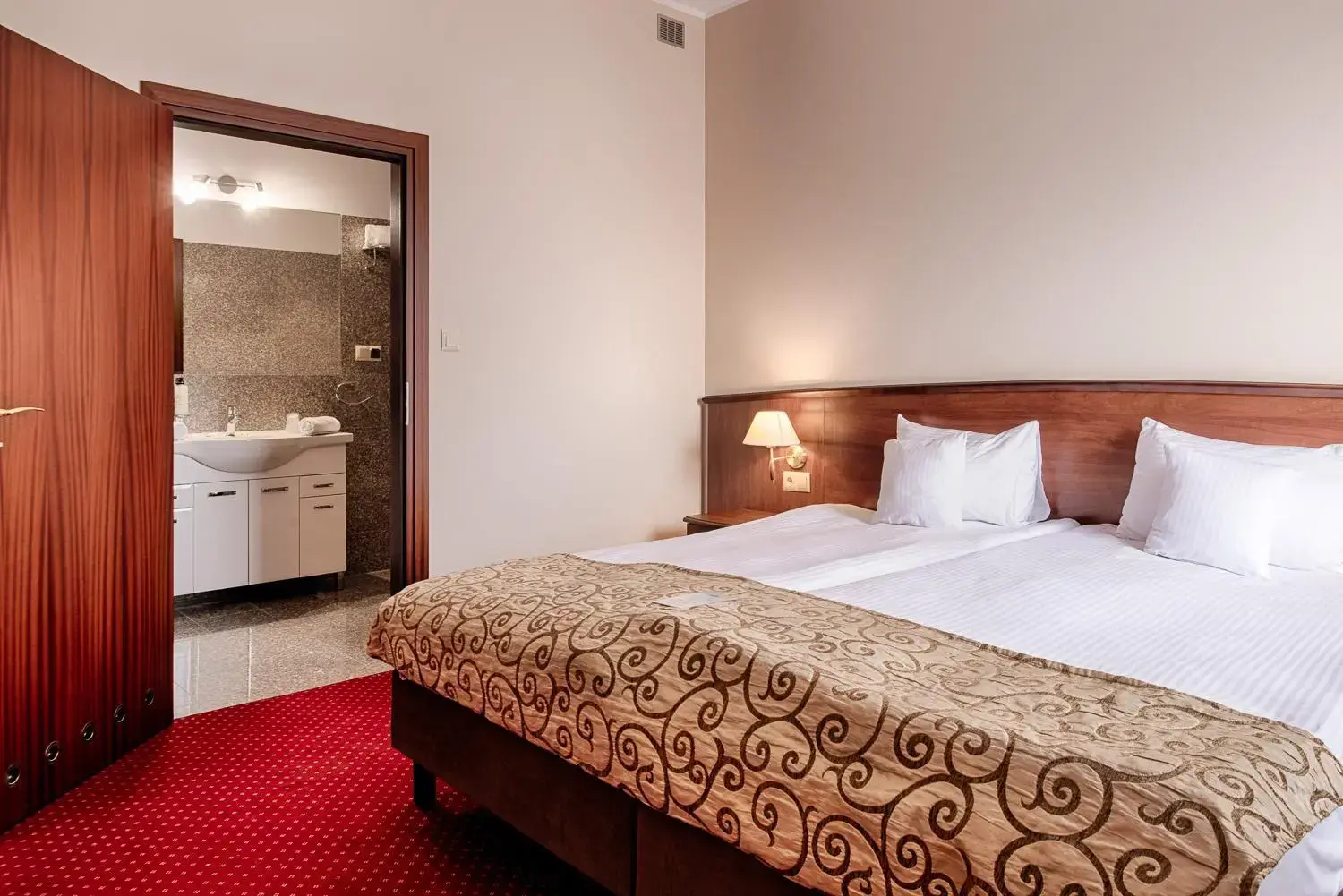 Photo - Grand Royal Hotel