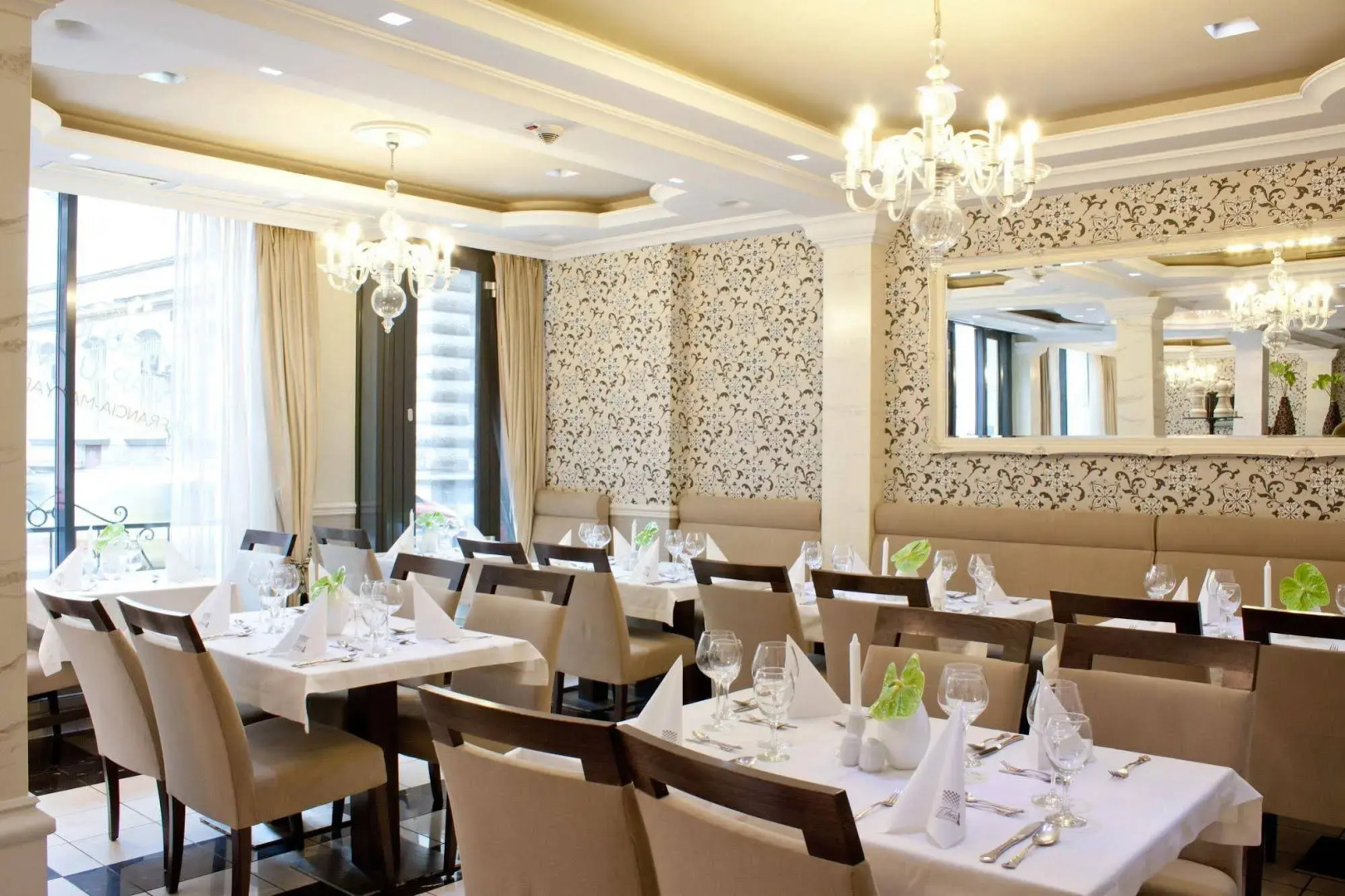 Foto - Queen's Court Hotel & Residence