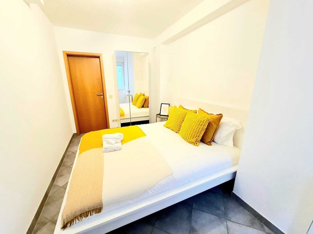 New 1 Bedroom Flat with Balcony & Garden — фото 1