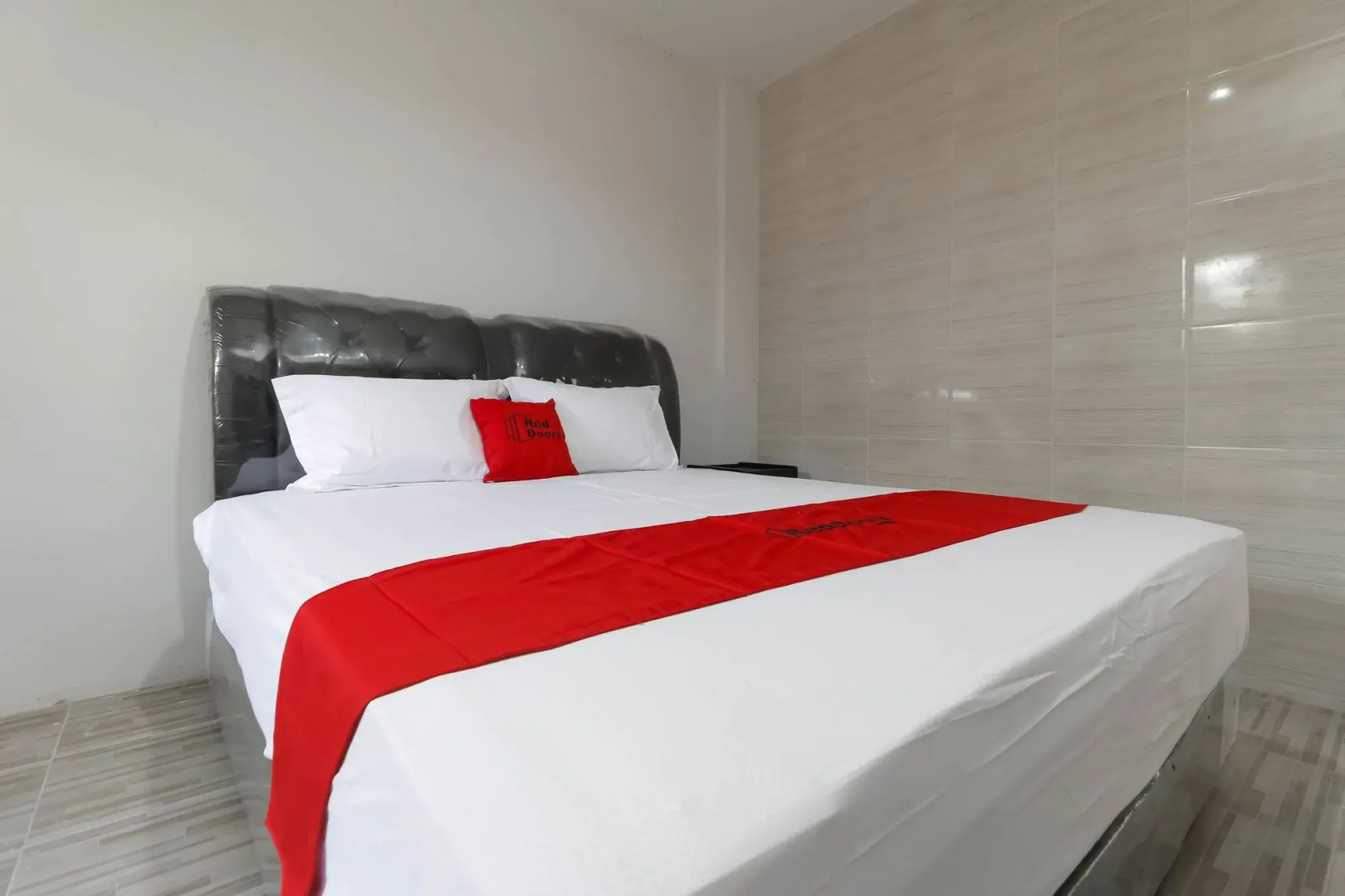 Photo - RedDoorz Plus near RS Royal Prima