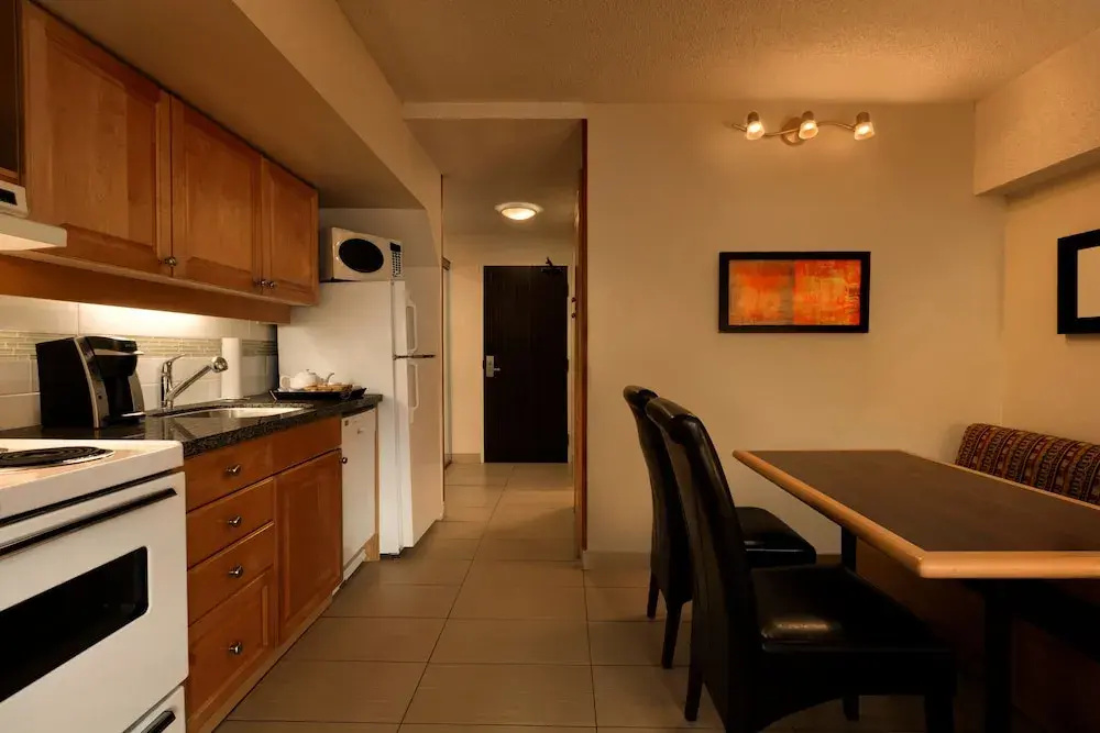 Photo - Mountain Side Hotel Whistler by Executive