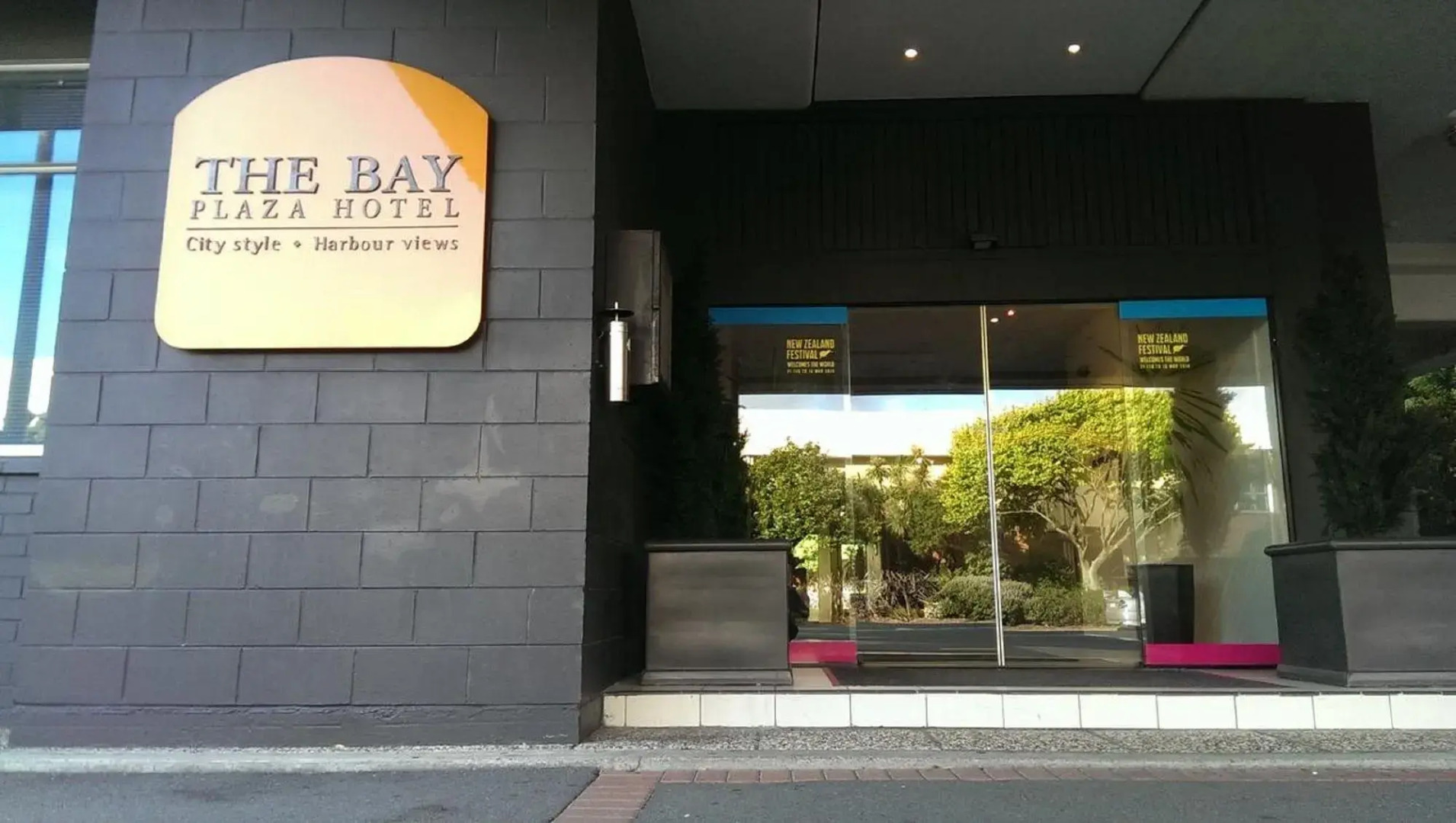 Photo - Bay Plaza Hotel