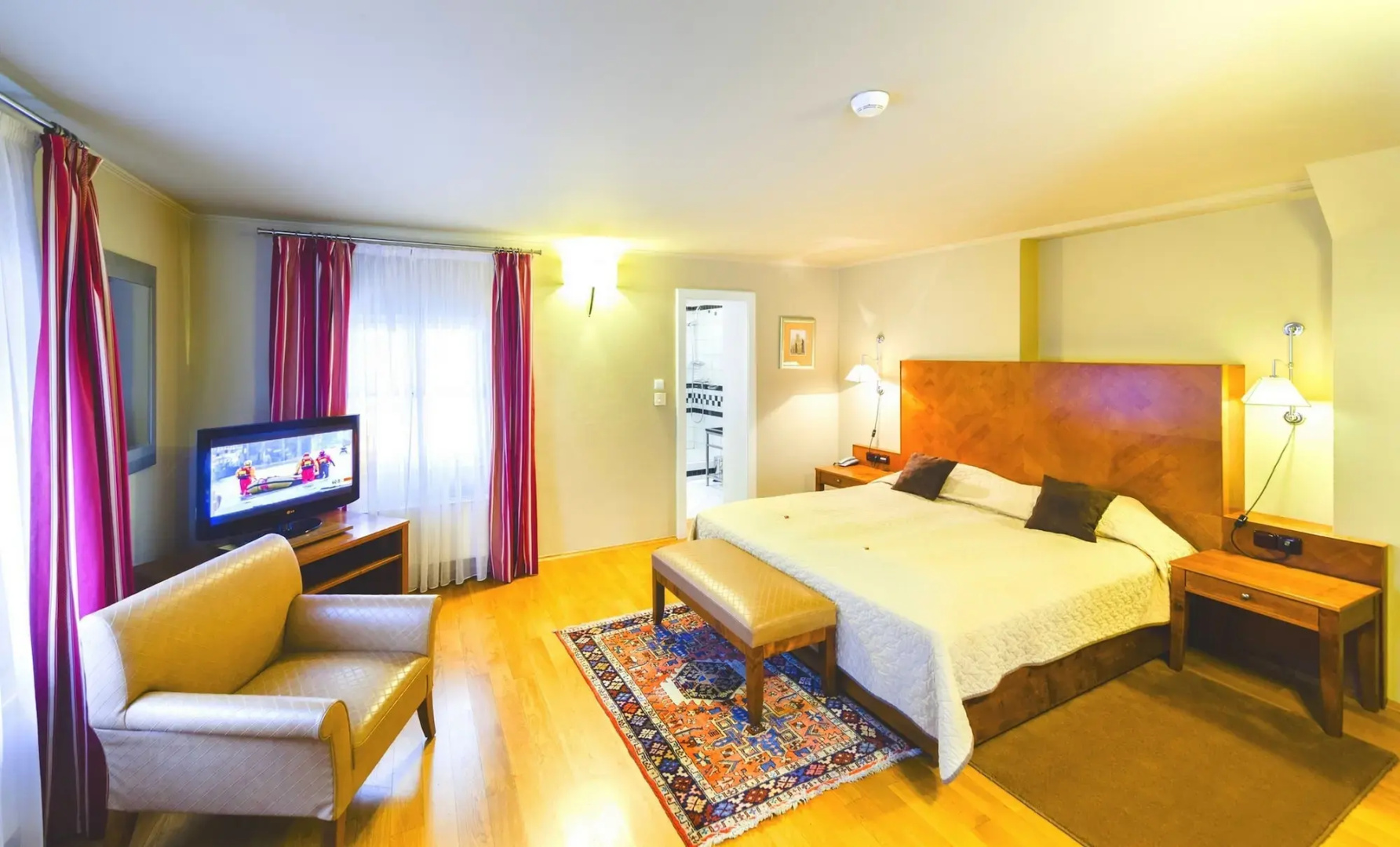 Photo - The Golden Wheel Hotel