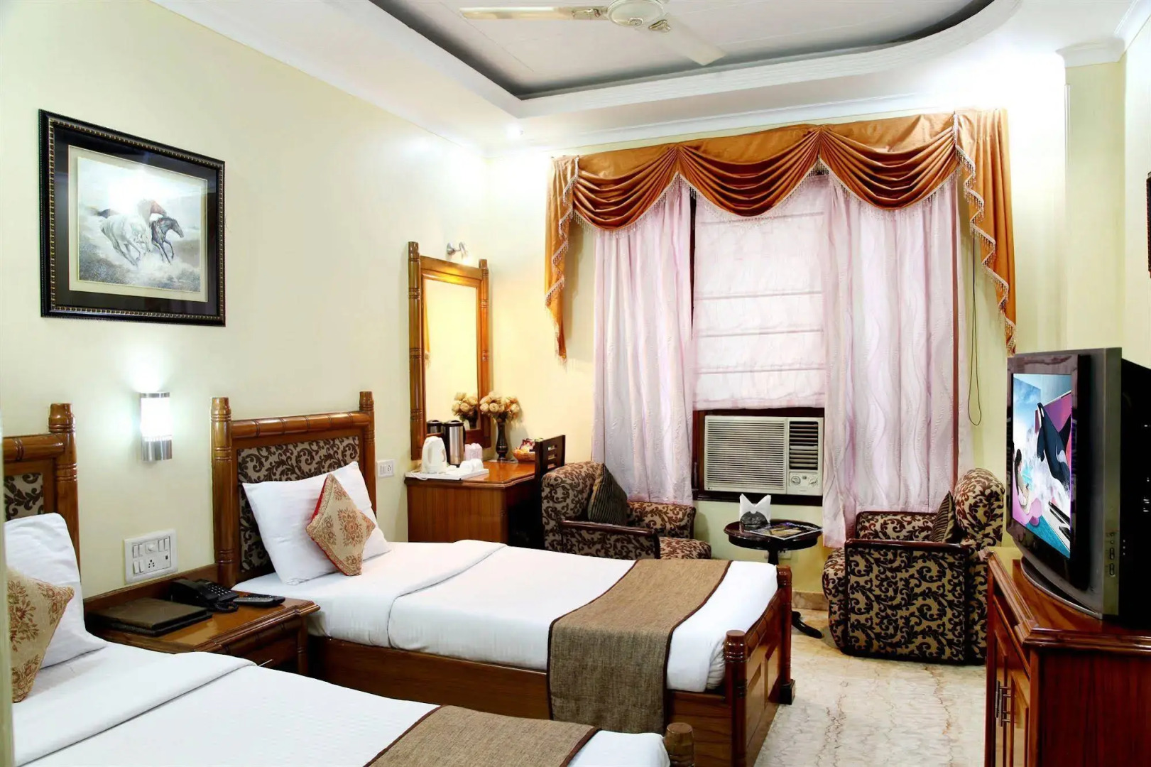 Foto - Hotel TJS Royale, Karol Bagh, 2 Mins from Metro
