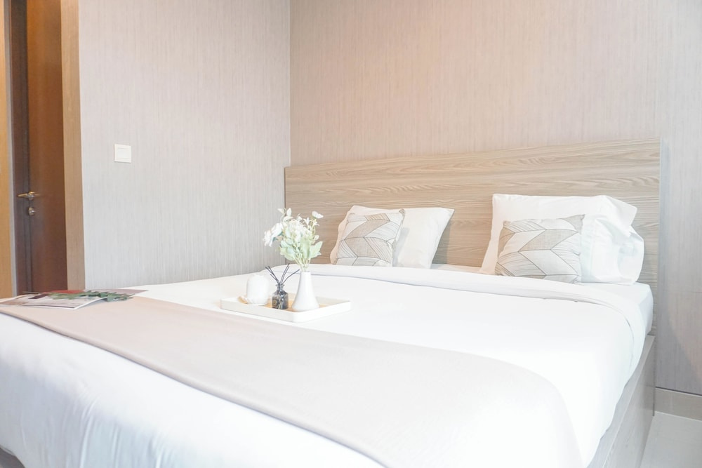 Cozy and Minimalist Studio Room at Ciputra World 2 Apartment