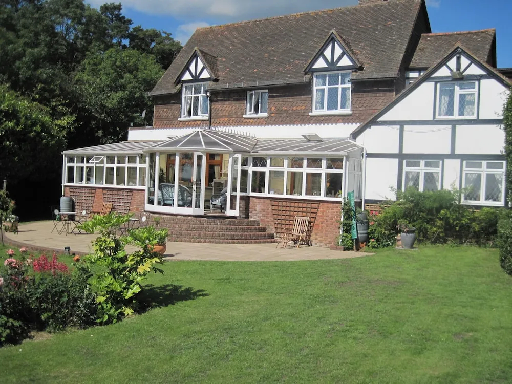 Photo - Trumbles Gatwick B&B, Peaceful Stay with Parking & Easy Airport Access
