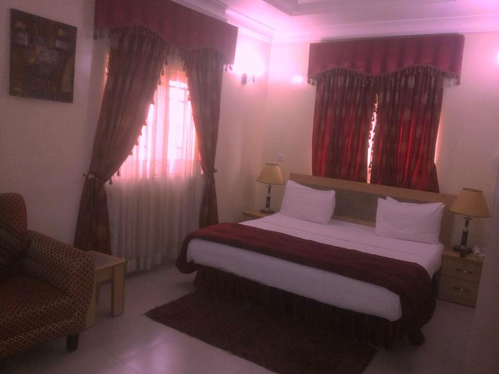 Auris Court Suites & Apartment