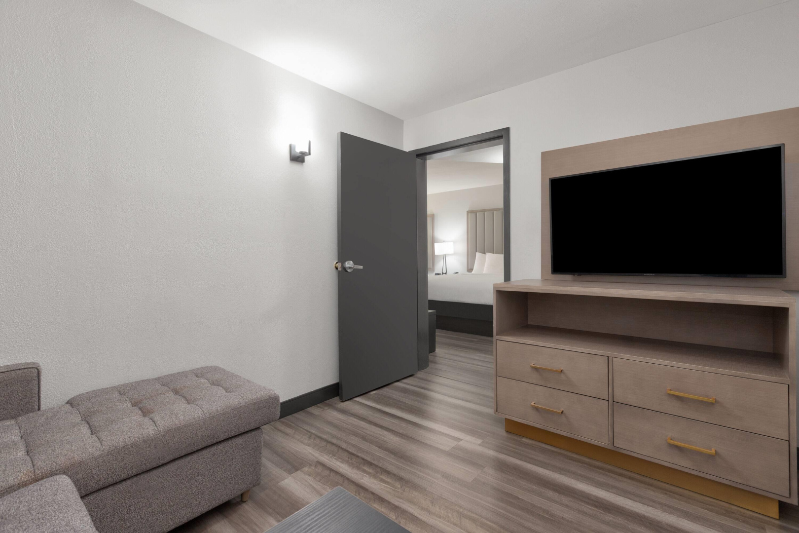 Photo - La Quinta Inn & Suites by Wyndham Dallas I-35 Walnut Hill Ln