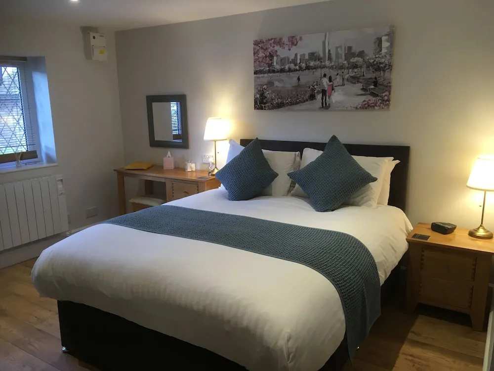 Photo - Trumbles Gatwick B&B, Peaceful Stay with Parking & Easy Airport Access