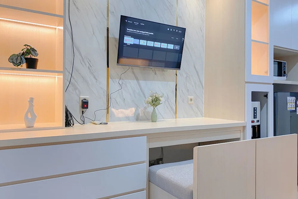 Elegant And Comfy Studio At Transpark Cibubur Apartment