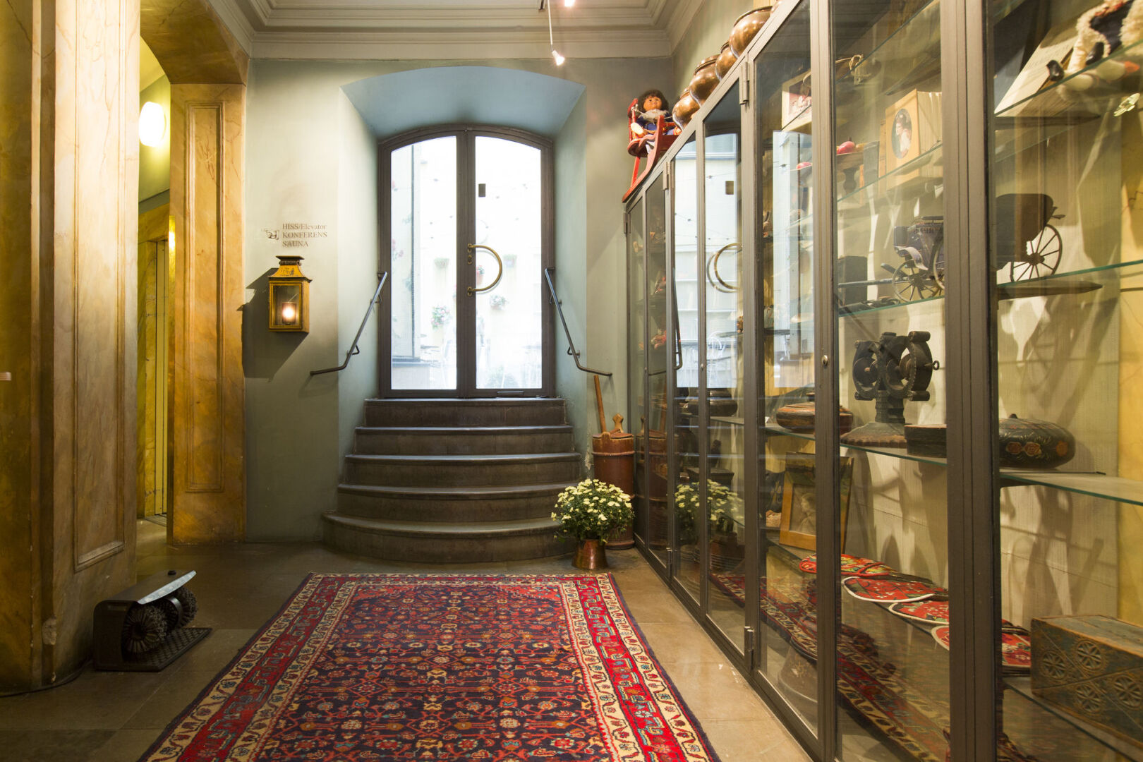 Photo - Lady Hamilton Apartments