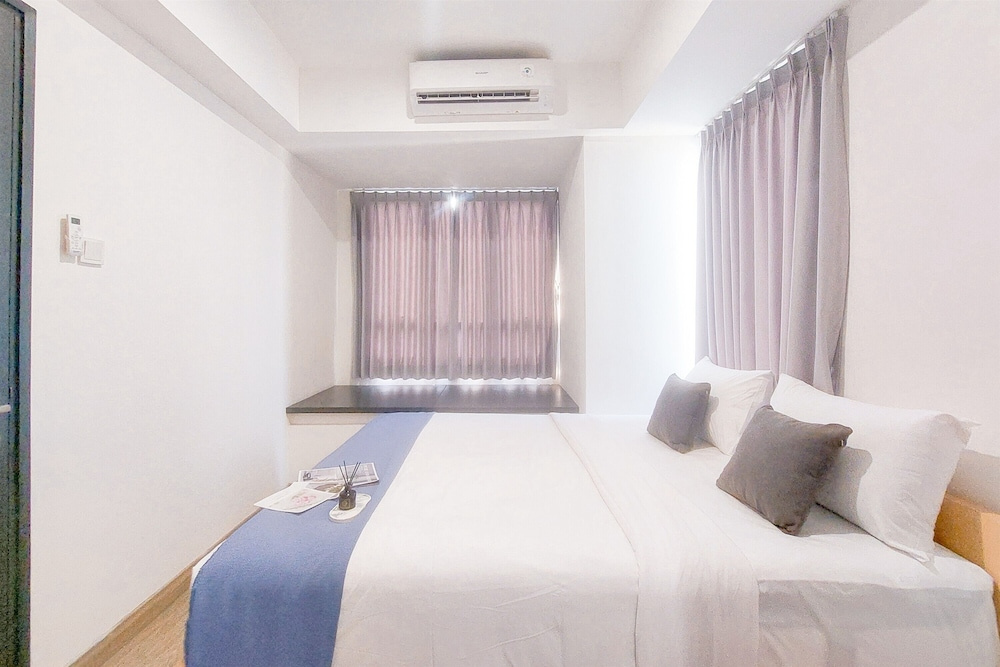 Homey And Good Place 2Br At Collins Boulevard Apartment