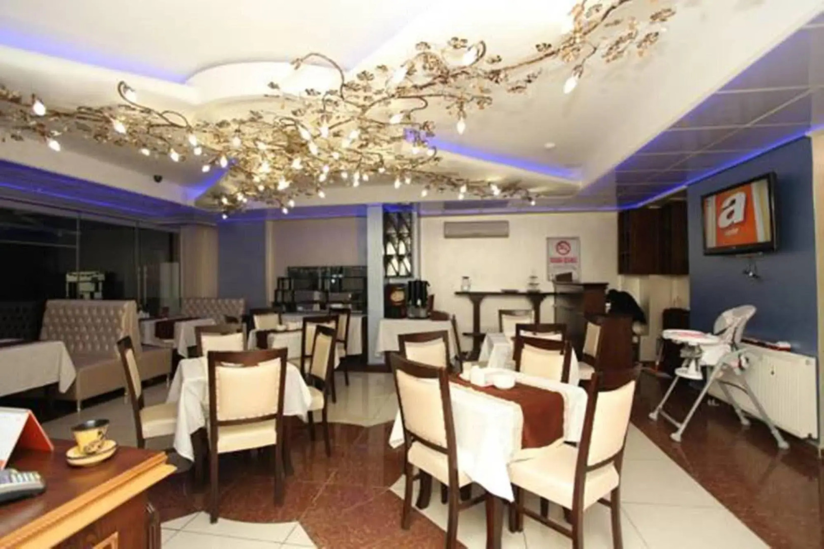 Photo - Hotel Broken Column