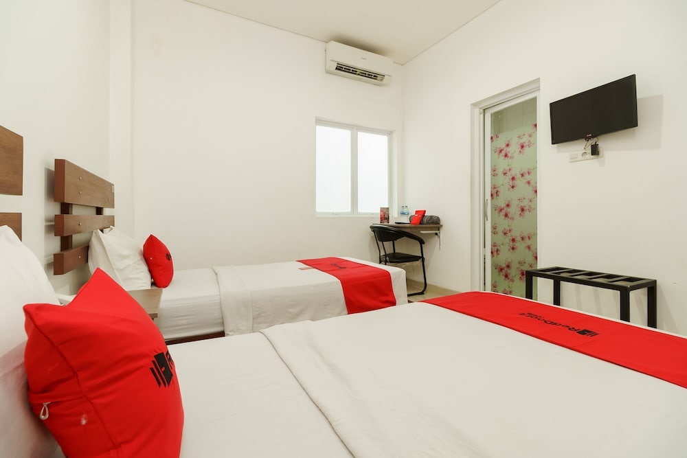 RedDoorz near Jembatan Siti Nurbaya Padang