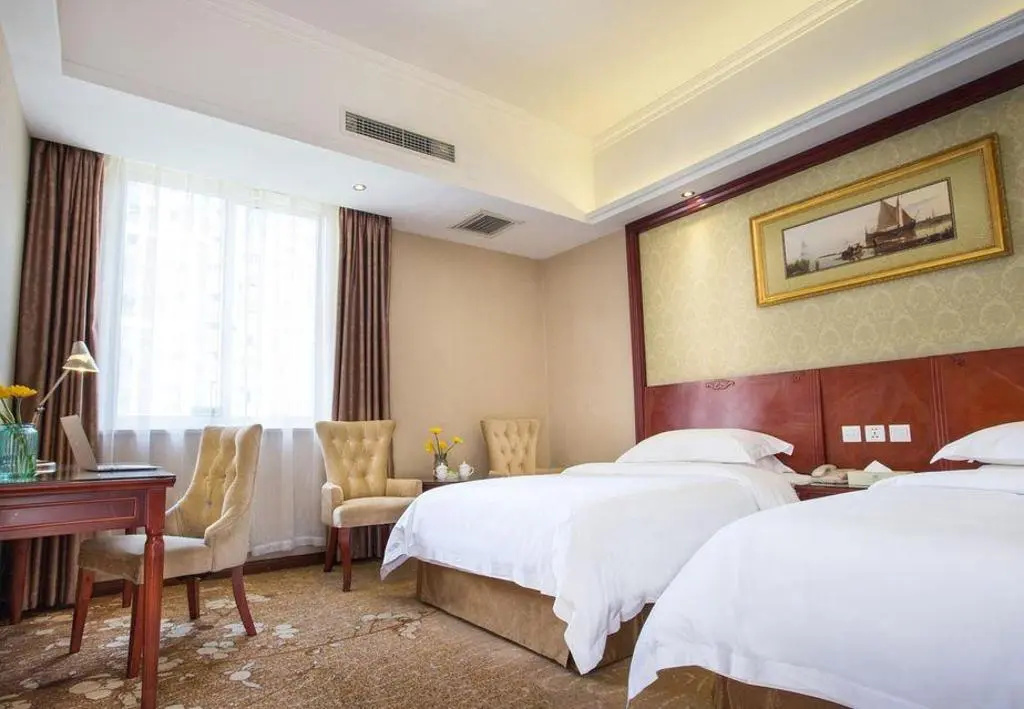Vienna Hotel (Chengdu Convention and Exhibition Center Huayang Metro Station)