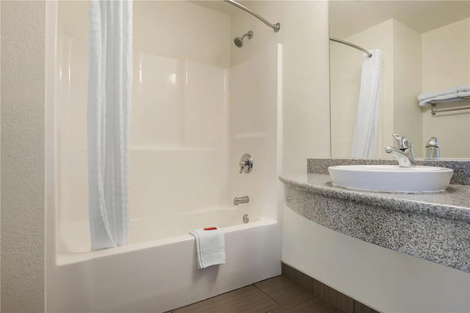 Foto - SureStay Plus Hotel by Best Western Niagara Falls East