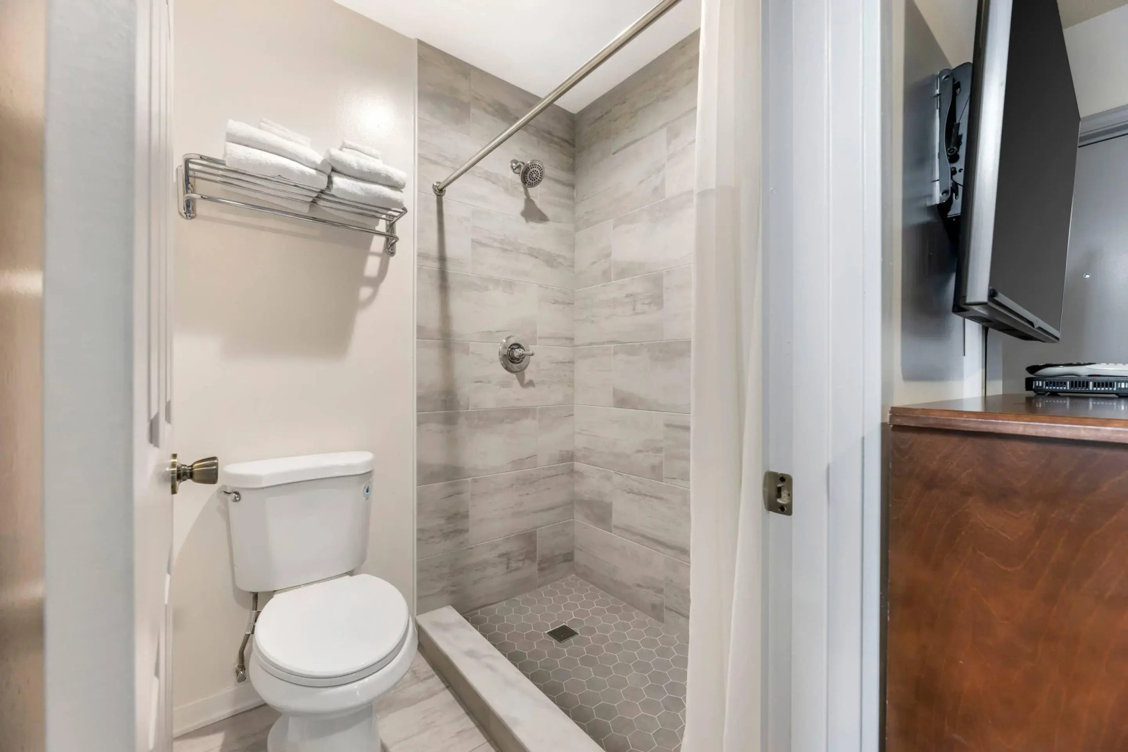 Photo - Rodeway Inn Lyons - La Grange