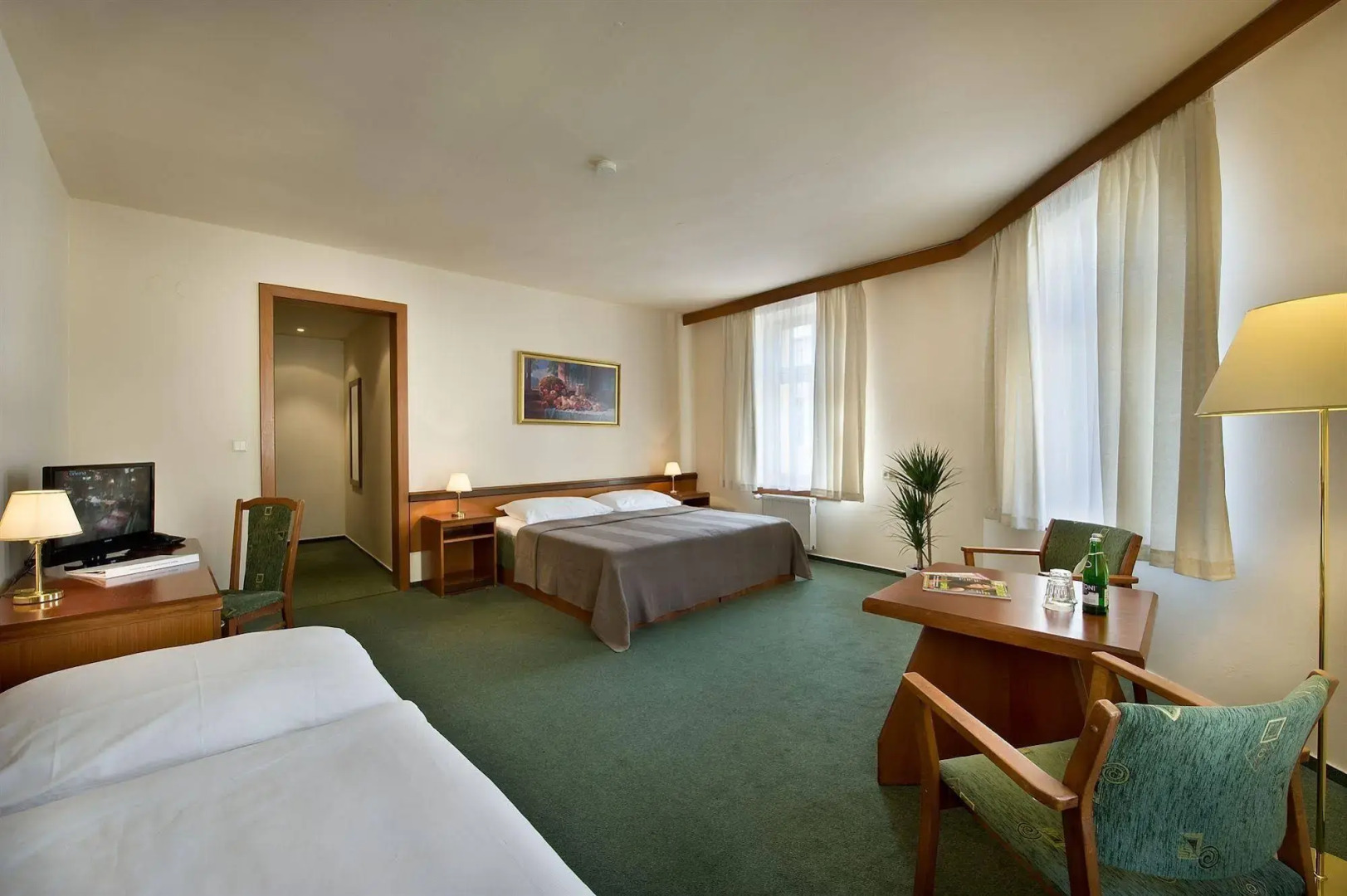 Photo - Three Crowns Hotel