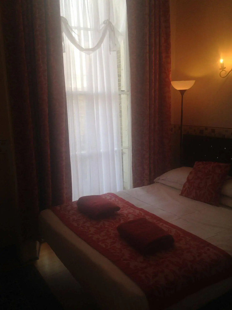 Photo - Glendale Hyde Park Hotel