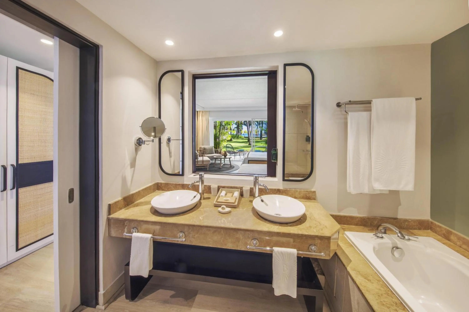 Photo - Victoria Beachcomber Resort & Spa
