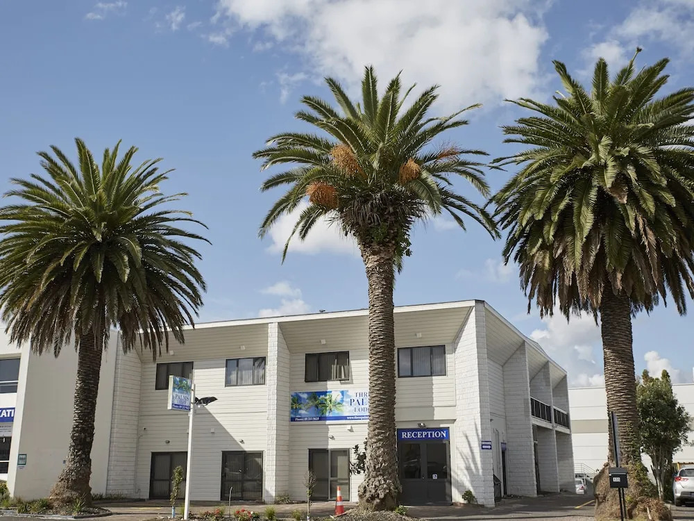 Photo - Three Palms Lodge