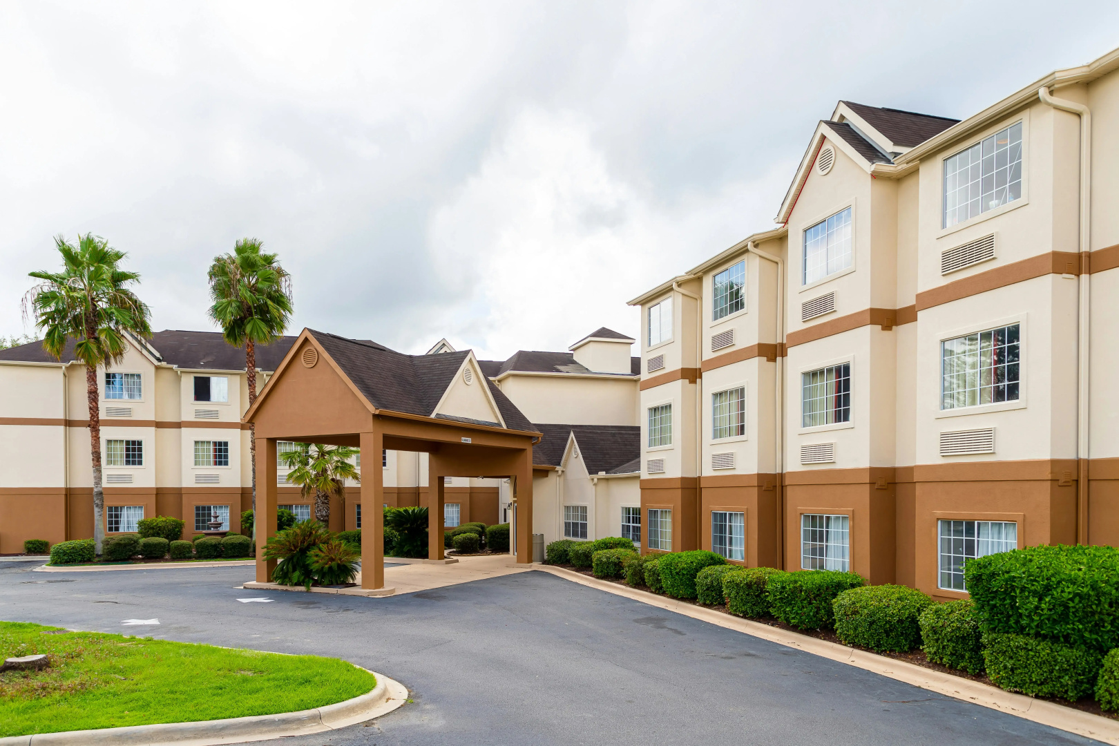 Photo - Red Roof Inn PLUS+ & Suites Savannah - I-95