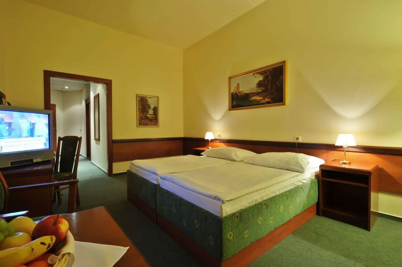 Photo - Three Crowns Hotel