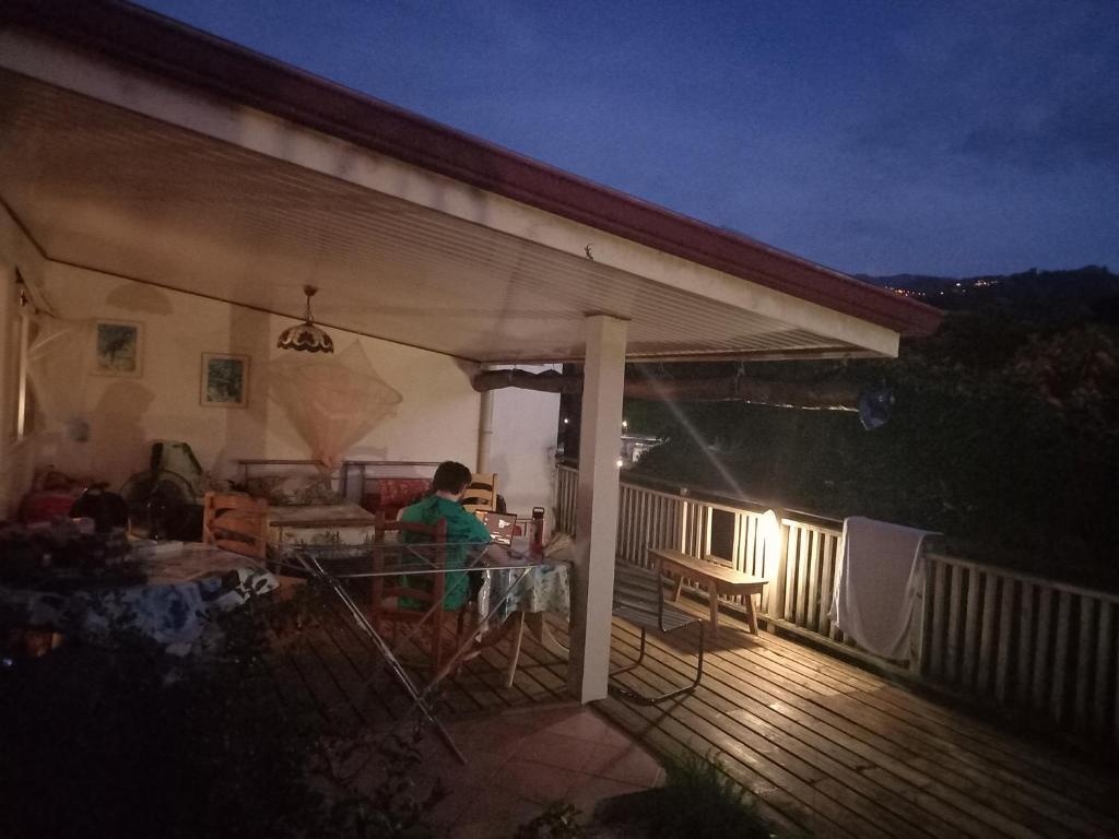 Sweet Mini Dortoir sur notre terrasse couverte pour vos transits entre deux vols by Kohutahia Lodge, 7 min by car to airport and town