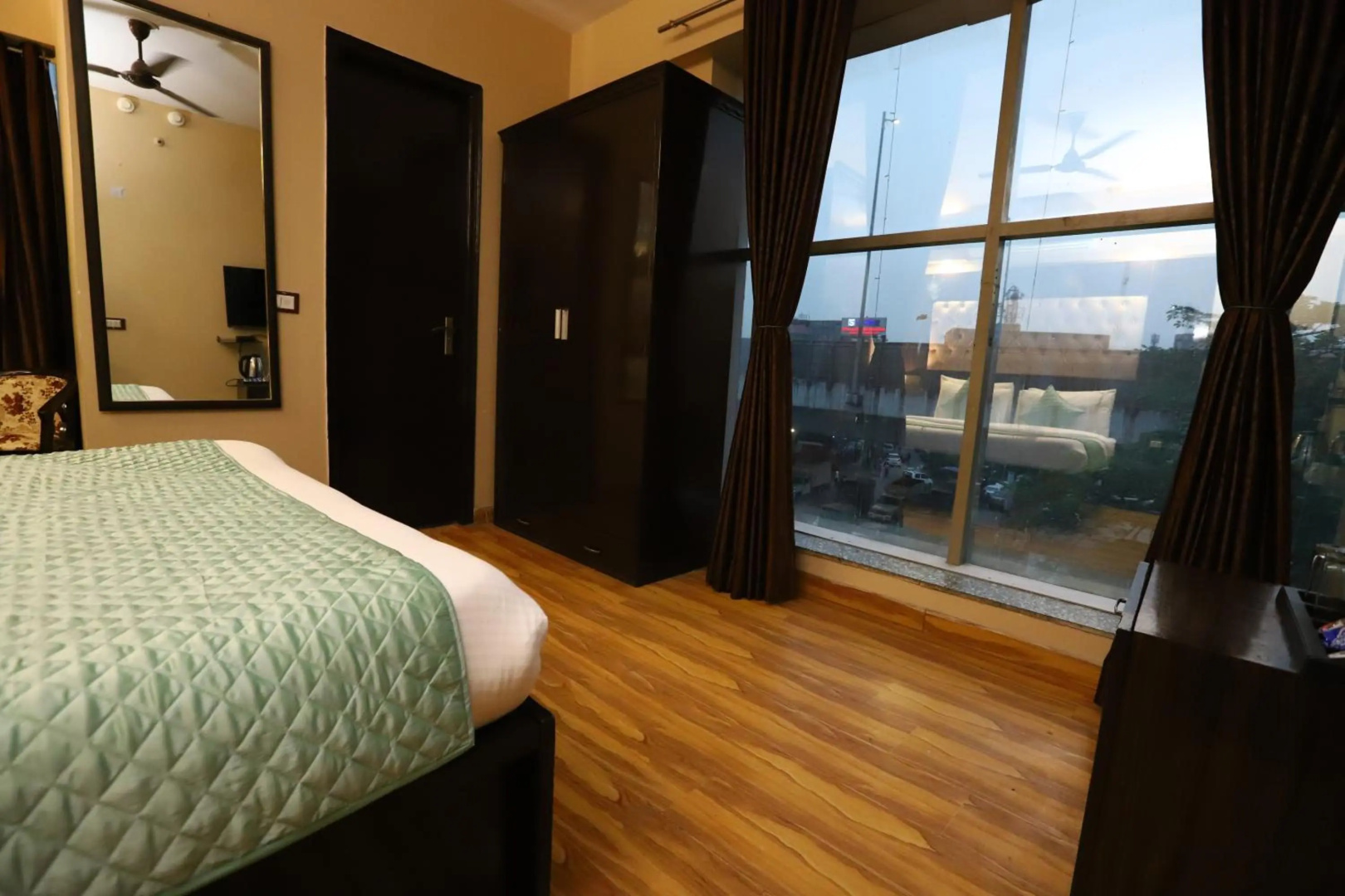 Foto - Hotel Palm Grand Naraina New Delhi - Couple Friendly Local IDs Accepted