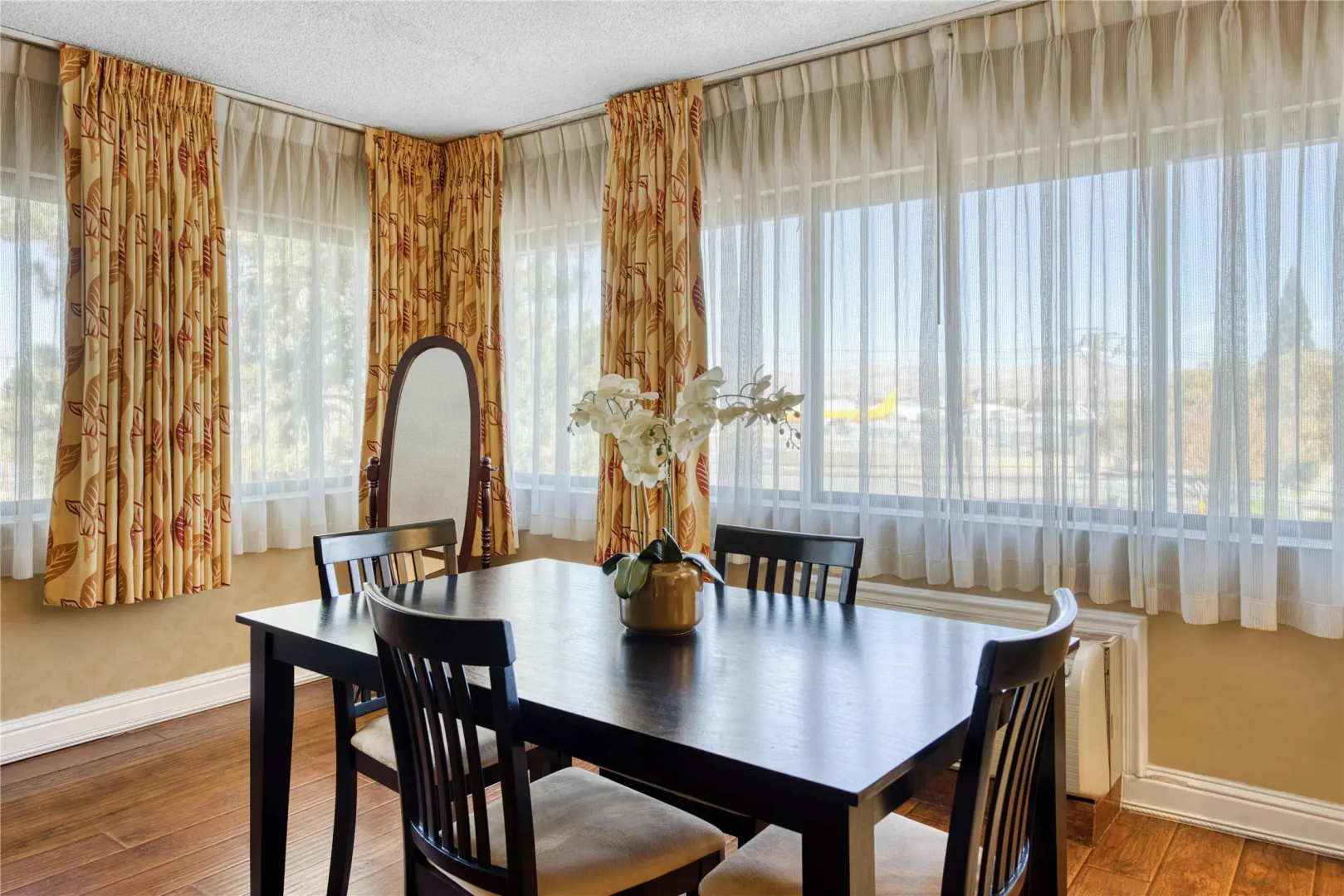 Foto - SureStay Plus Hotel by Best Western Reno Airport