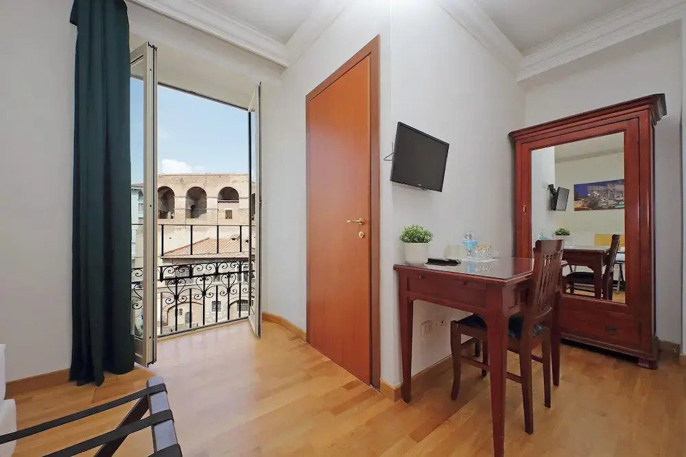 Photo - Romulus Rooms by Hostand