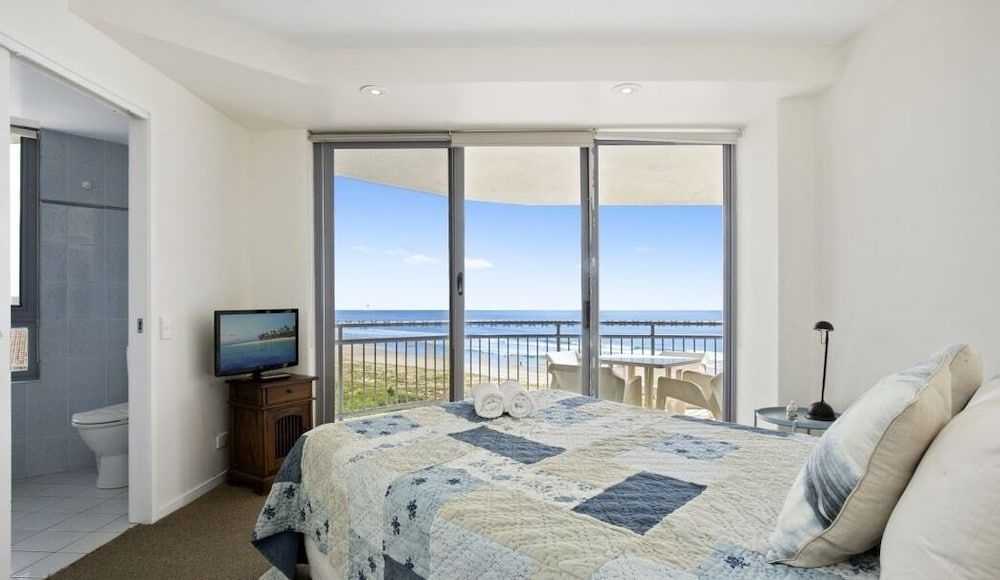 Photo - Oceanside Resort - Absolute Beachfront Apartments